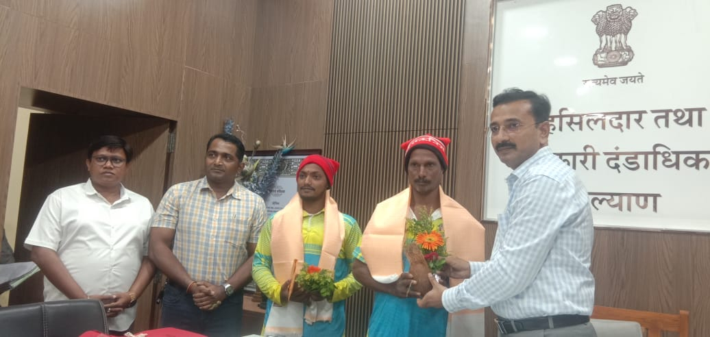 स्वतःचा जीव धोक्यात घालून तिघांना वाचवणाऱ्या पिता पुत्राचा कल्याणच्या तहसिलदारांकडून गौरव